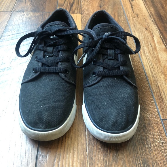 Nike Coast Classic Canvas Sneakers - Picture 4 of 6